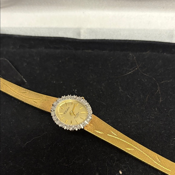Elegant Gold Tone  Women\'s Watch with Crystal Bezel